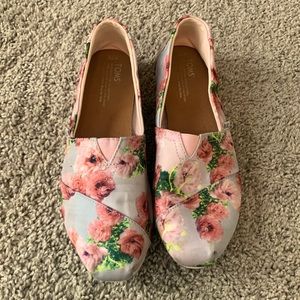 Tom’s in rose print